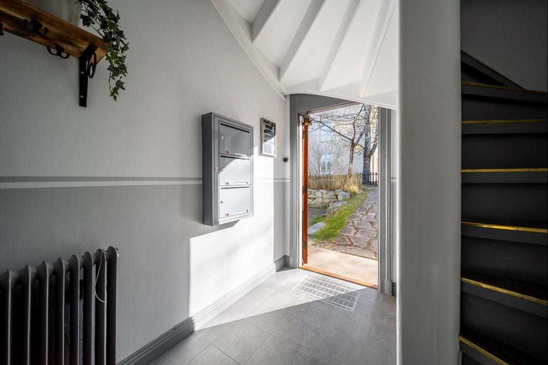Trapphus med postfack och port  med separata entréer till respektive lägenhet