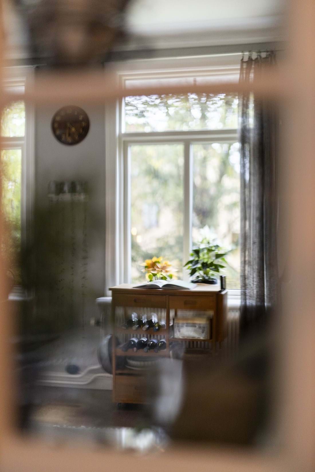 Kök genom fönster i sovrum - LGH 1